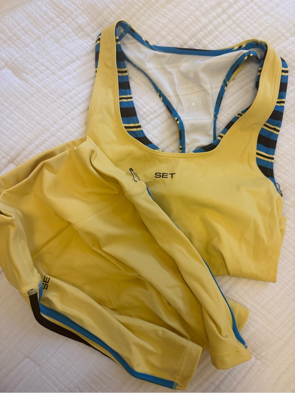 YELLOW SET ACTIVE SET. Sporty stripe gym tank and shorts - Picture 5 of 5